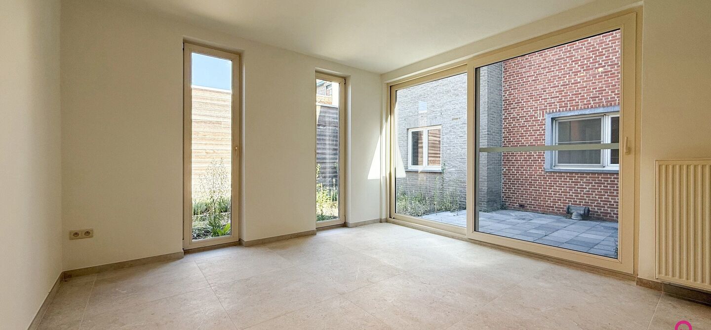 Bij ImmoFusion 7/7 “open huis”: klik op onze 3D-TOUR.
Ervaar vastgoed alsof je er zelf doorloopt!

Dit instapklare gelijkvloers appartement in hartje Beringen combineert 145m² wooncomfort met een volledig aangelegde tuin, inpandige garage én volledi