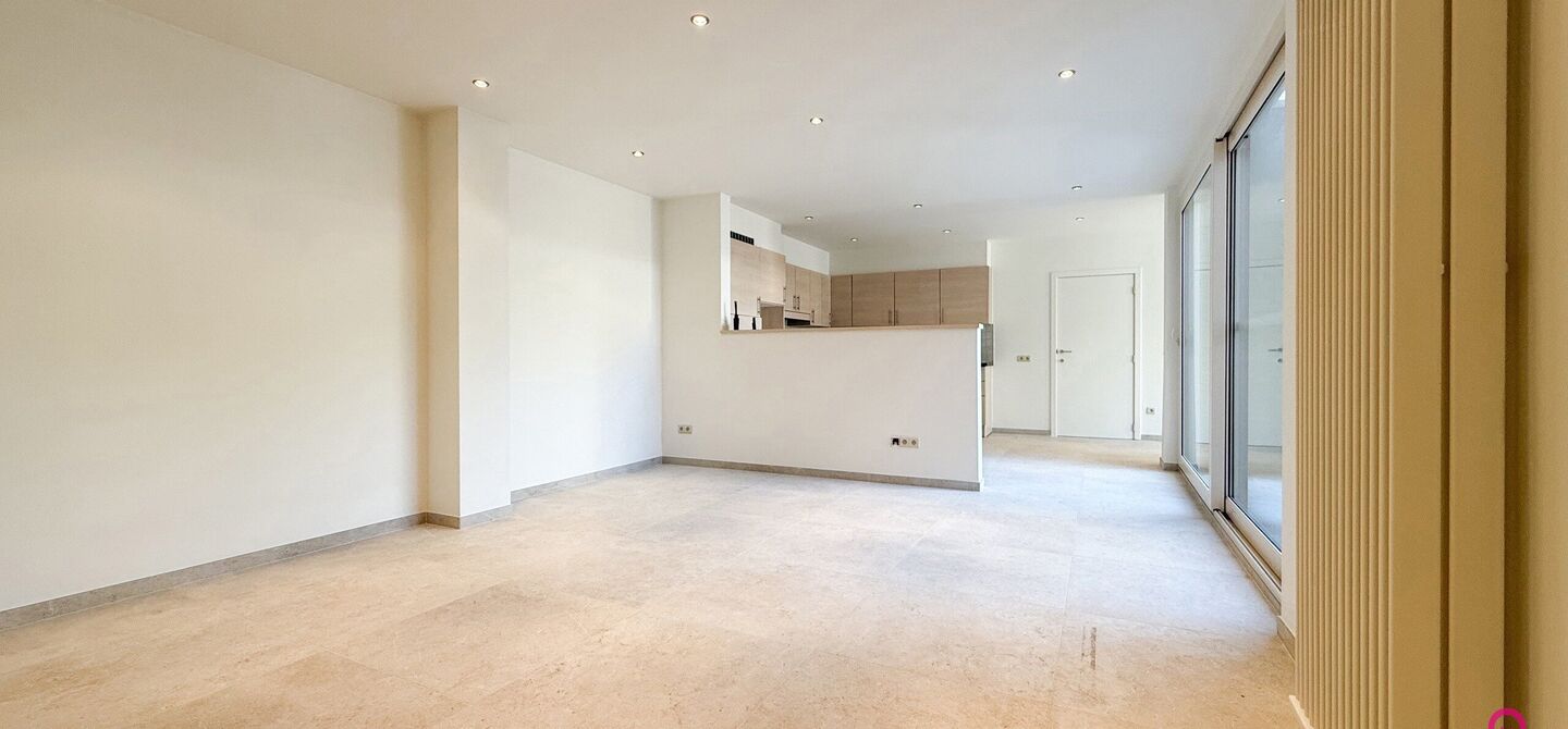 Bij ImmoFusion 7/7 “open huis”: klik op onze 3D-TOUR.
Ervaar vastgoed alsof je er zelf doorloopt!

Dit instapklare gelijkvloers appartement in hartje Beringen combineert 145m² wooncomfort met een volledig aangelegde tuin, inpandige garage én volledi