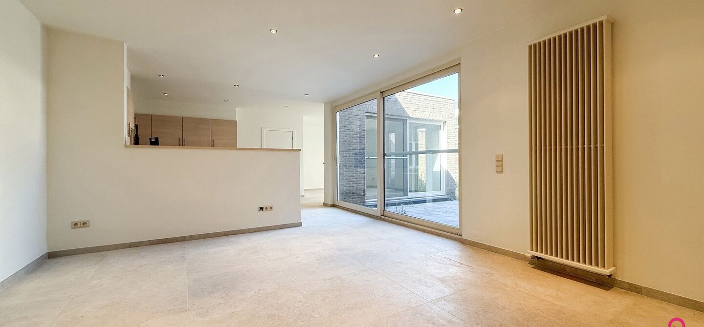 Bij ImmoFusion 7/7 “open huis”: klik op onze 3D-TOUR.
Ervaar vastgoed alsof je er zelf doorloopt!

Dit instapklare gelijkvloers appartement in hartje Beringen combineert 145m² wooncomfort met een volledig aangelegde tuin, inpandige garage én volledi