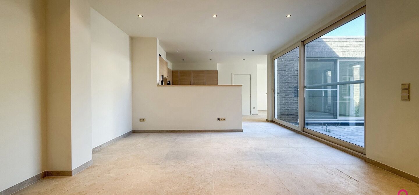 Bij ImmoFusion 7/7 “open huis”: klik op onze 3D-TOUR.
Ervaar vastgoed alsof je er zelf doorloopt!

Dit instapklare gelijkvloers appartement in hartje Beringen combineert 145m² wooncomfort met een volledig aangelegde tuin, inpandige garage én volledi