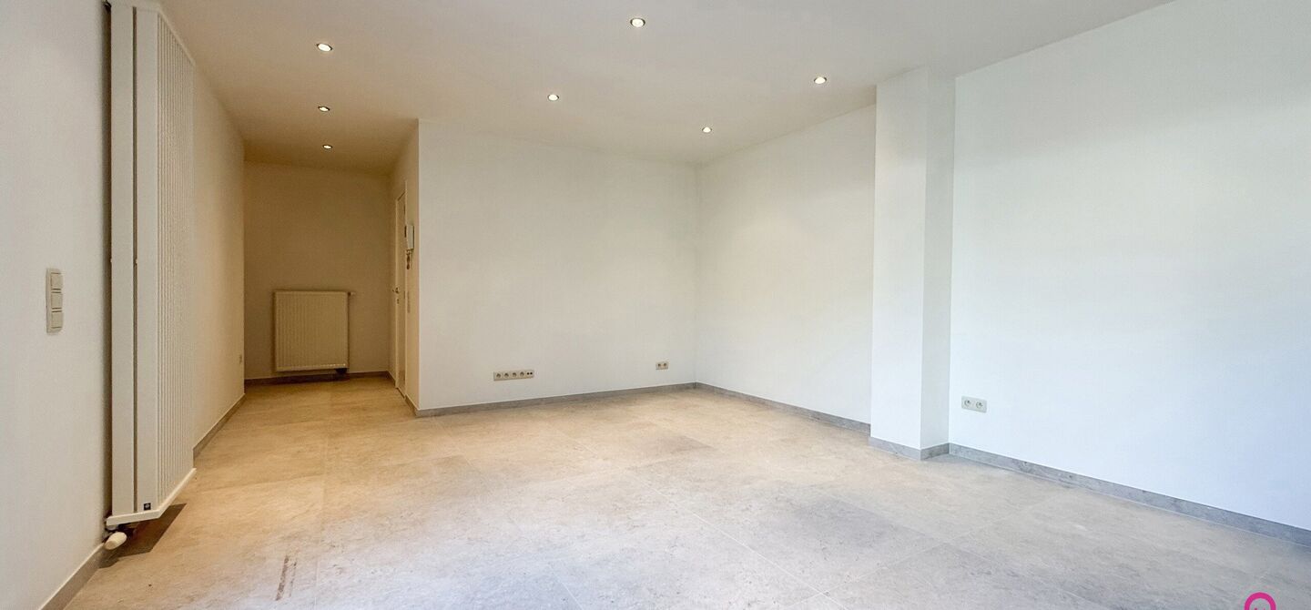 Bij ImmoFusion 7/7 “open huis”: klik op onze 3D-TOUR.
Ervaar vastgoed alsof je er zelf doorloopt!

Dit instapklare gelijkvloers appartement in hartje Beringen combineert 145m² wooncomfort met een volledig aangelegde tuin, inpandige garage én volledi