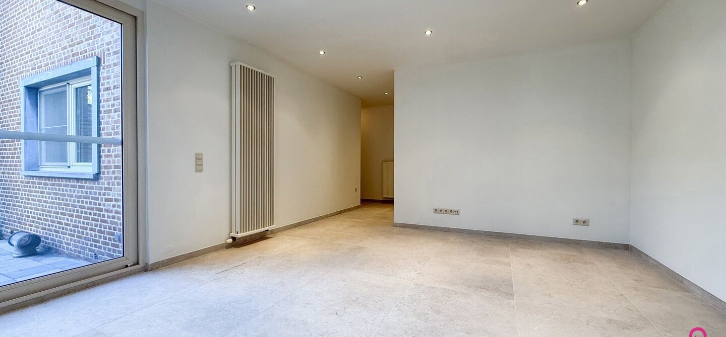 Bij ImmoFusion 7/7 “open huis”: klik op onze 3D-TOUR.
Ervaar vastgoed alsof je er zelf doorloopt!

Dit instapklare gelijkvloers appartement in hartje Beringen combineert 145m² wooncomfort met een volledig aangelegde tuin, inpandige garage én volledi