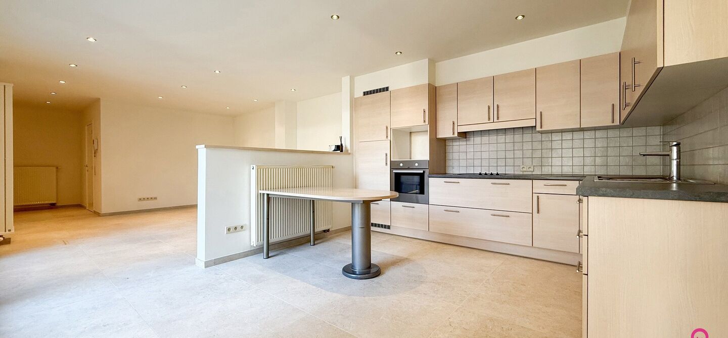 Bij ImmoFusion 7/7 “open huis”: klik op onze 3D-TOUR.
Ervaar vastgoed alsof je er zelf doorloopt!

Dit instapklare gelijkvloers appartement in hartje Beringen combineert 145m² wooncomfort met een volledig aangelegde tuin, inpandige garage én volledi