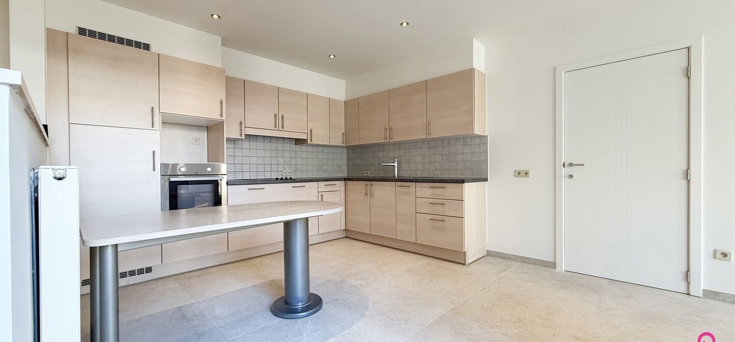 Bij ImmoFusion 7/7 “open huis”: klik op onze 3D-TOUR.
Ervaar vastgoed alsof je er zelf doorloopt!

Dit instapklare gelijkvloers appartement in hartje Beringen combineert 145m² wooncomfort met een volledig aangelegde tuin, inpandige garage én volledi