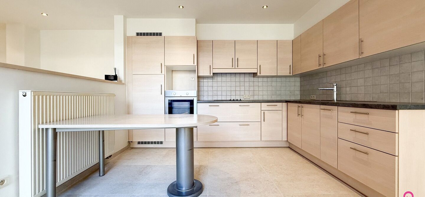 Bij ImmoFusion 7/7 “open huis”: klik op onze 3D-TOUR.
Ervaar vastgoed alsof je er zelf doorloopt!

Dit instapklare gelijkvloers appartement in hartje Beringen combineert 145m² wooncomfort met een volledig aangelegde tuin, inpandige garage én volledi