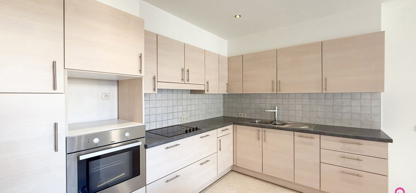 Bij ImmoFusion 7/7 “open huis”: klik op onze 3D-TOUR.
Ervaar vastgoed alsof je er zelf doorloopt!

Dit instapklare gelijkvloers appartement in hartje Beringen combineert 145m² wooncomfort met een volledig aangelegde tuin, inpandige garage én volledi