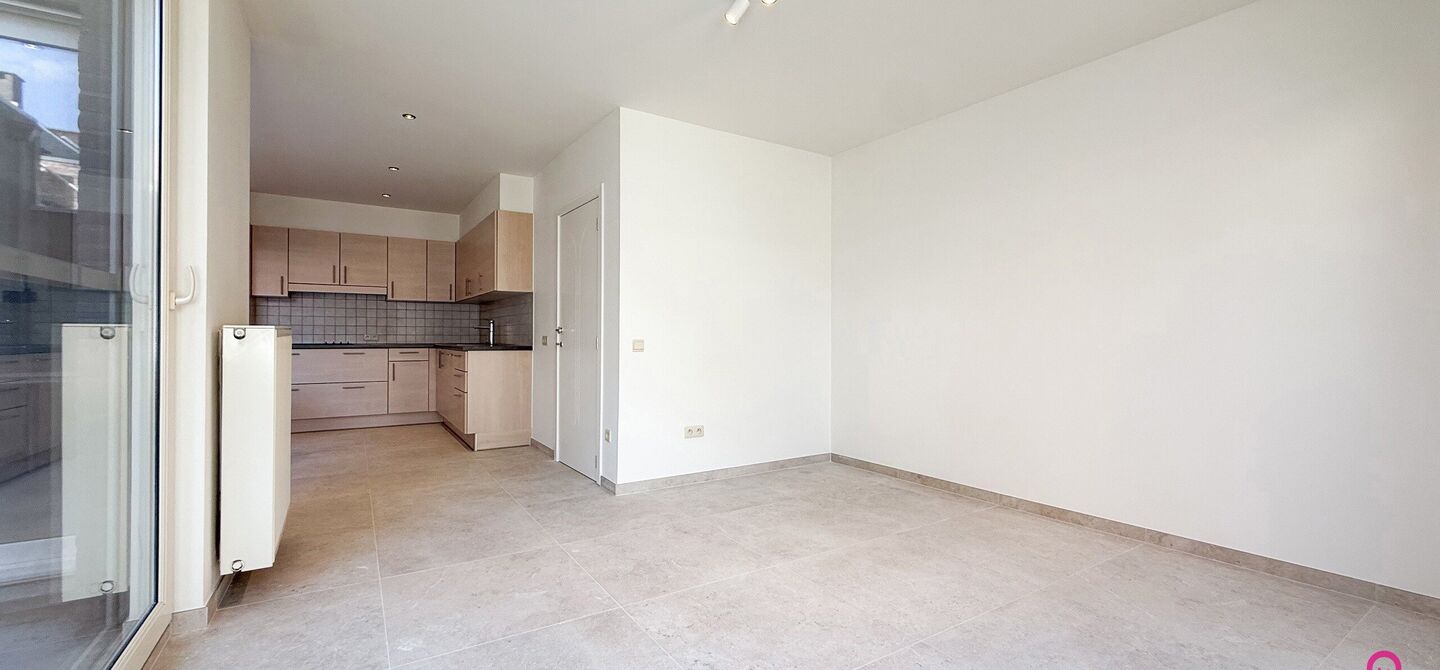 Bij ImmoFusion 7/7 “open huis”: klik op onze 3D-TOUR.
Ervaar vastgoed alsof je er zelf doorloopt!

Dit instapklare gelijkvloers appartement in hartje Beringen combineert 145m² wooncomfort met een volledig aangelegde tuin, inpandige garage én volledi