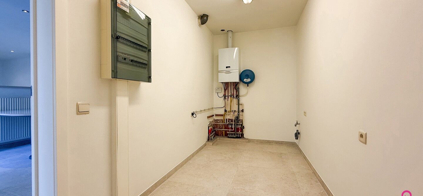 Bij ImmoFusion 7/7 “open huis”: klik op onze 3D-TOUR.
Ervaar vastgoed alsof je er zelf doorloopt!

Dit instapklare gelijkvloers appartement in hartje Beringen combineert 145m² wooncomfort met een volledig aangelegde tuin, inpandige garage én volledi