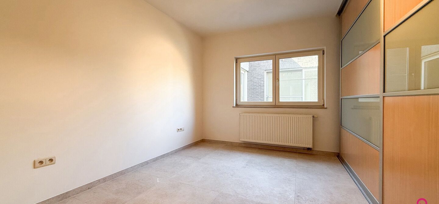 Bij ImmoFusion 7/7 “open huis”: klik op onze 3D-TOUR.
Ervaar vastgoed alsof je er zelf doorloopt!

Dit instapklare gelijkvloers appartement in hartje Beringen combineert 145m² wooncomfort met een volledig aangelegde tuin, inpandige garage én volledi