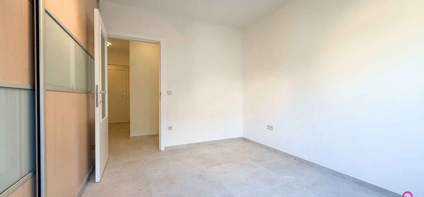 Bij ImmoFusion 7/7 “open huis”: klik op onze 3D-TOUR.
Ervaar vastgoed alsof je er zelf doorloopt!

Dit instapklare gelijkvloers appartement in hartje Beringen combineert 145m² wooncomfort met een volledig aangelegde tuin, inpandige garage én volledi