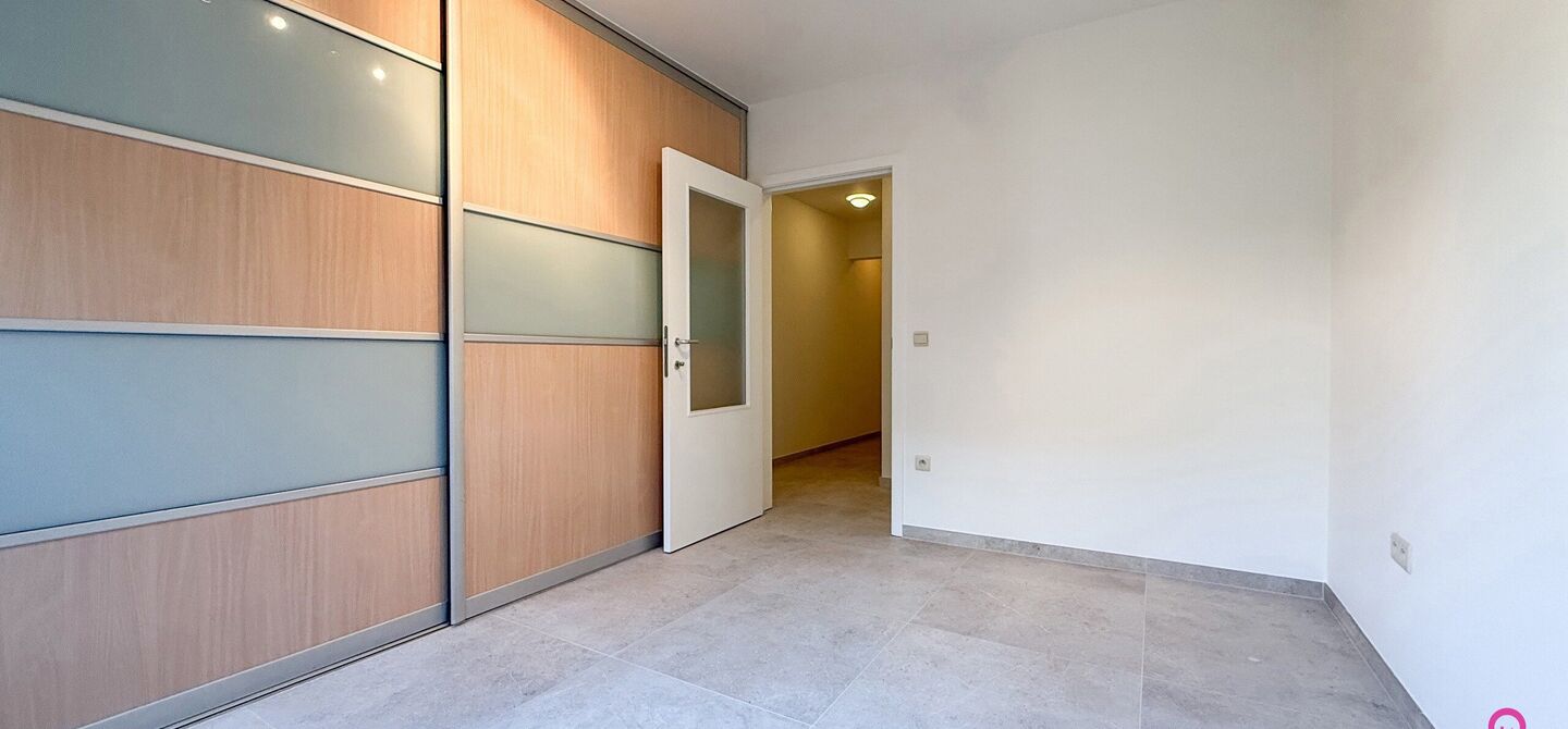 Bij ImmoFusion 7/7 “open huis”: klik op onze 3D-TOUR.
Ervaar vastgoed alsof je er zelf doorloopt!

Dit instapklare gelijkvloers appartement in hartje Beringen combineert 145m² wooncomfort met een volledig aangelegde tuin, inpandige garage én volledi