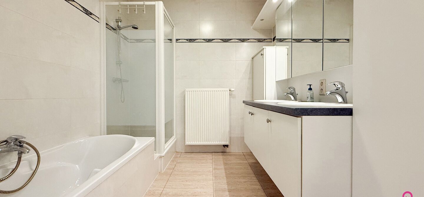 Bij ImmoFusion 7/7 “open huis”: klik op onze 3D-TOUR.
Ervaar vastgoed alsof je er zelf doorloopt!

Dit instapklare gelijkvloers appartement in hartje Beringen combineert 145m² wooncomfort met een volledig aangelegde tuin, inpandige garage én volledi