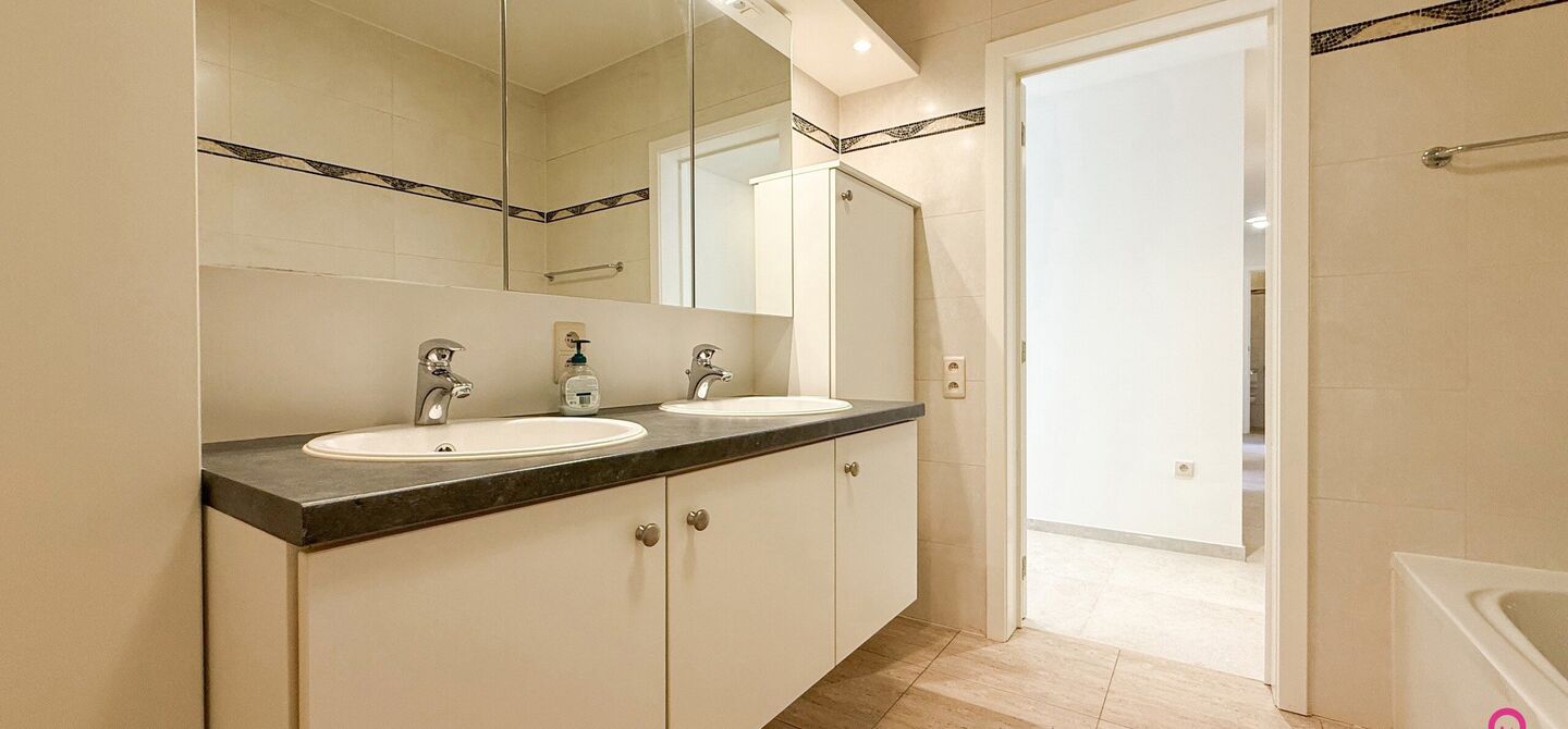 Bij ImmoFusion 7/7 “open huis”: klik op onze 3D-TOUR.
Ervaar vastgoed alsof je er zelf doorloopt!

Dit instapklare gelijkvloers appartement in hartje Beringen combineert 145m² wooncomfort met een volledig aangelegde tuin, inpandige garage én volledi