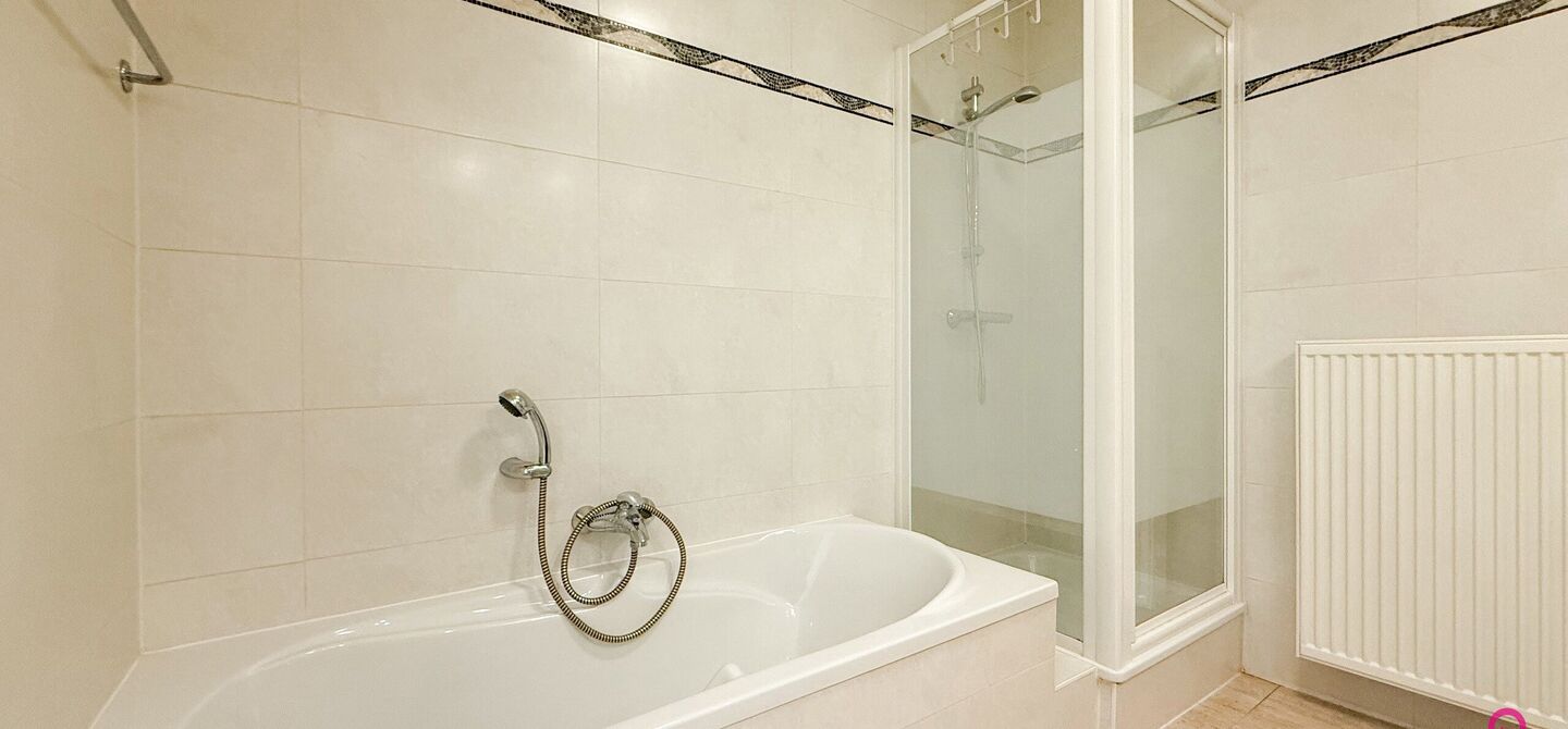 Bij ImmoFusion 7/7 “open huis”: klik op onze 3D-TOUR.
Ervaar vastgoed alsof je er zelf doorloopt!

Dit instapklare gelijkvloers appartement in hartje Beringen combineert 145m² wooncomfort met een volledig aangelegde tuin, inpandige garage én volledi