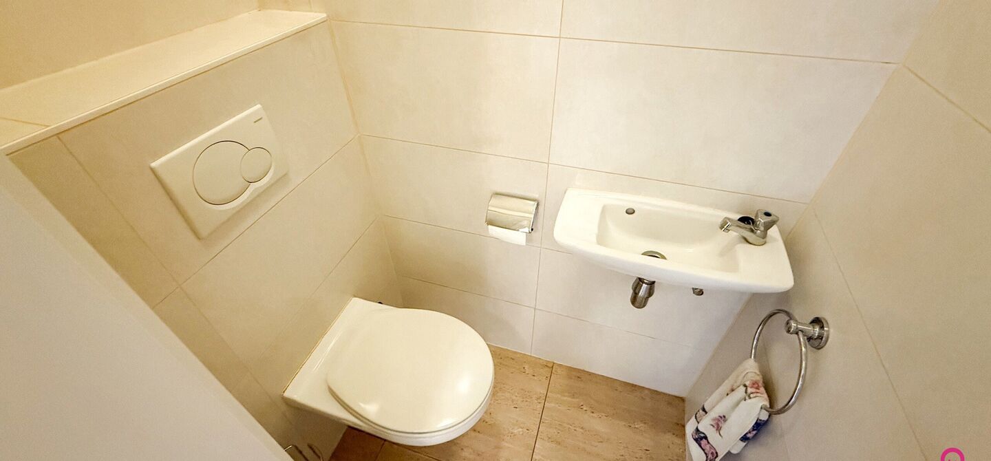 Bij ImmoFusion 7/7 “open huis”: klik op onze 3D-TOUR.
Ervaar vastgoed alsof je er zelf doorloopt!

Dit instapklare gelijkvloers appartement in hartje Beringen combineert 145m² wooncomfort met een volledig aangelegde tuin, inpandige garage én volledi