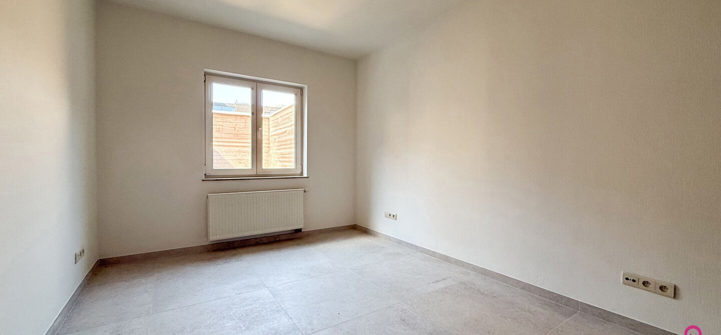 Bij ImmoFusion 7/7 “open huis”: klik op onze 3D-TOUR.
Ervaar vastgoed alsof je er zelf doorloopt!

Dit instapklare gelijkvloers appartement in hartje Beringen combineert 145m² wooncomfort met een volledig aangelegde tuin, inpandige garage én volledi