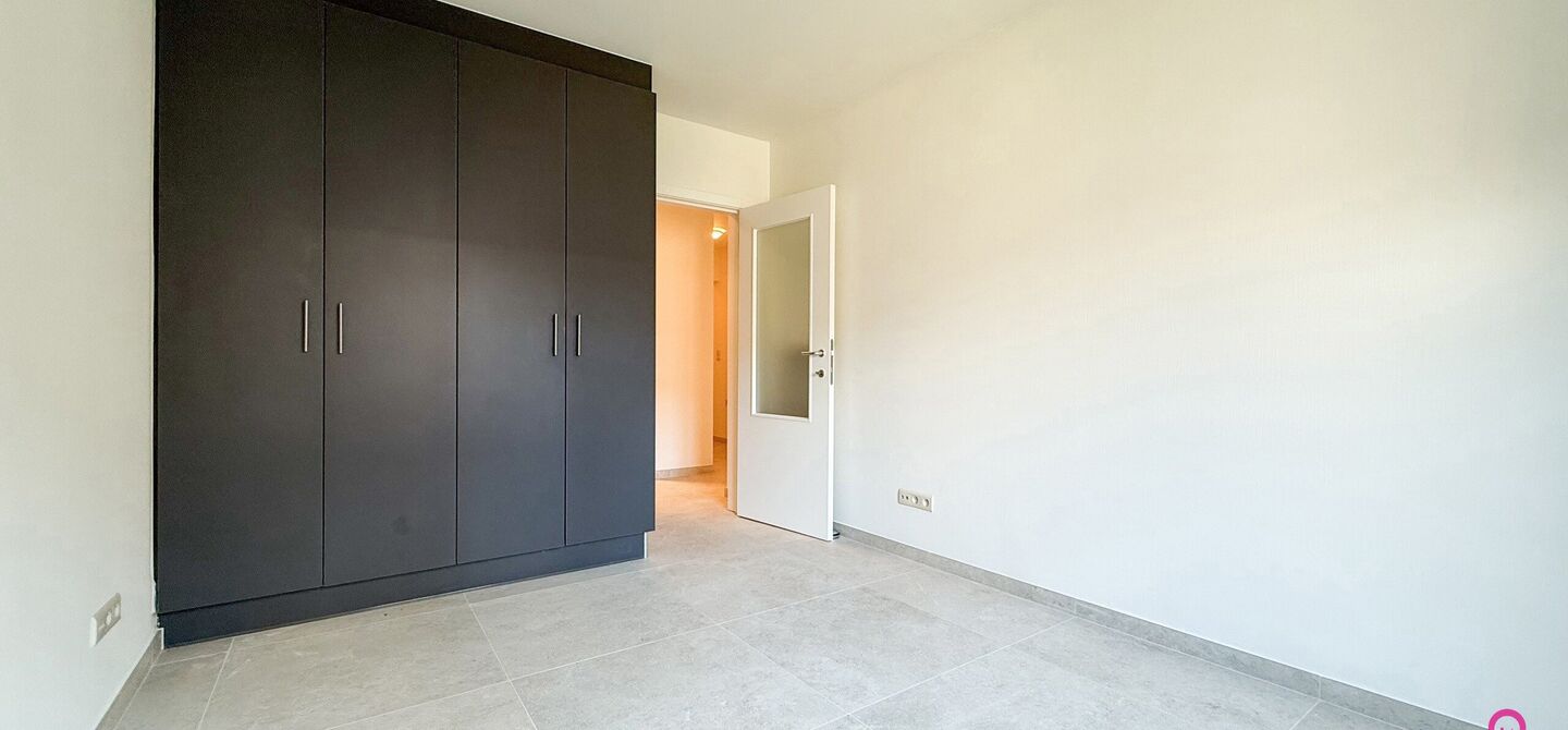 Bij ImmoFusion 7/7 “open huis”: klik op onze 3D-TOUR.
Ervaar vastgoed alsof je er zelf doorloopt!

Dit instapklare gelijkvloers appartement in hartje Beringen combineert 145m² wooncomfort met een volledig aangelegde tuin, inpandige garage én volledi