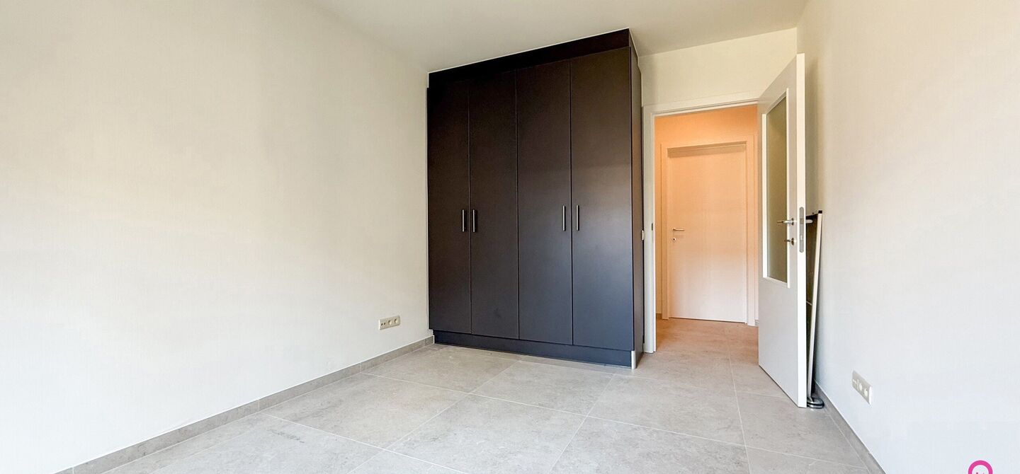 Bij ImmoFusion 7/7 “open huis”: klik op onze 3D-TOUR.
Ervaar vastgoed alsof je er zelf doorloopt!

Dit instapklare gelijkvloers appartement in hartje Beringen combineert 145m² wooncomfort met een volledig aangelegde tuin, inpandige garage én volledi