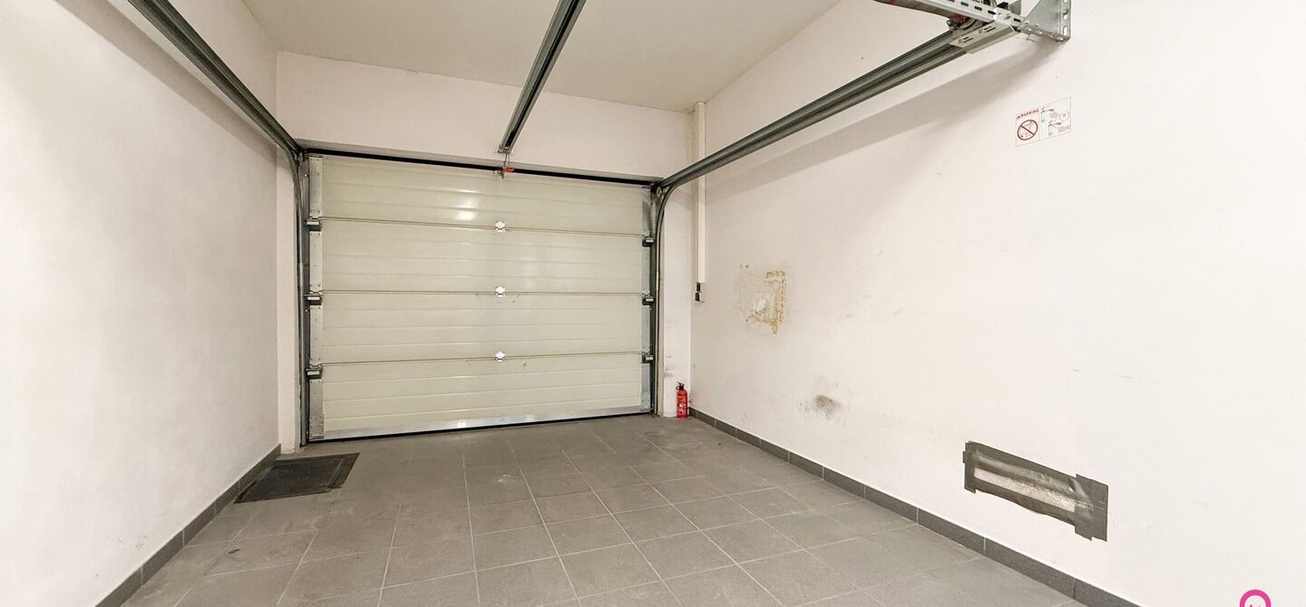 Bij ImmoFusion 7/7 “open huis”: klik op onze 3D-TOUR.
Ervaar vastgoed alsof je er zelf doorloopt!

Dit instapklare gelijkvloers appartement in hartje Beringen combineert 145m² wooncomfort met een volledig aangelegde tuin, inpandige garage én volledi