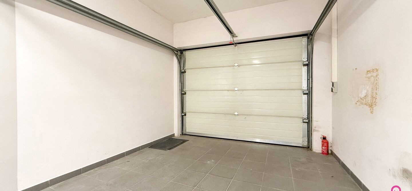 Bij ImmoFusion 7/7 “open huis”: klik op onze 3D-TOUR.
Ervaar vastgoed alsof je er zelf doorloopt!

Dit instapklare gelijkvloers appartement in hartje Beringen combineert 145m² wooncomfort met een volledig aangelegde tuin, inpandige garage én volledi