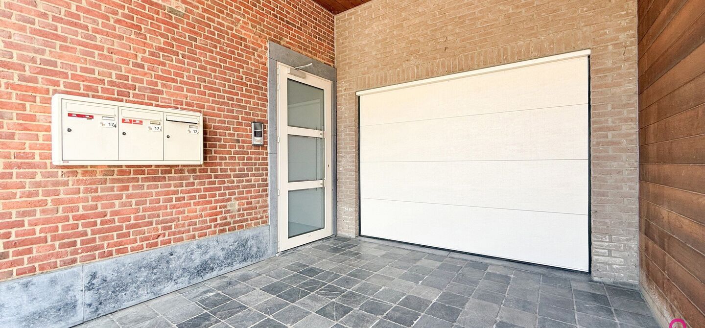 Bij ImmoFusion 7/7 “open huis”: klik op onze 3D-TOUR.
Ervaar vastgoed alsof je er zelf doorloopt!

Dit instapklare gelijkvloers appartement in hartje Beringen combineert 145m² wooncomfort met een volledig aangelegde tuin, inpandige garage én volledi
