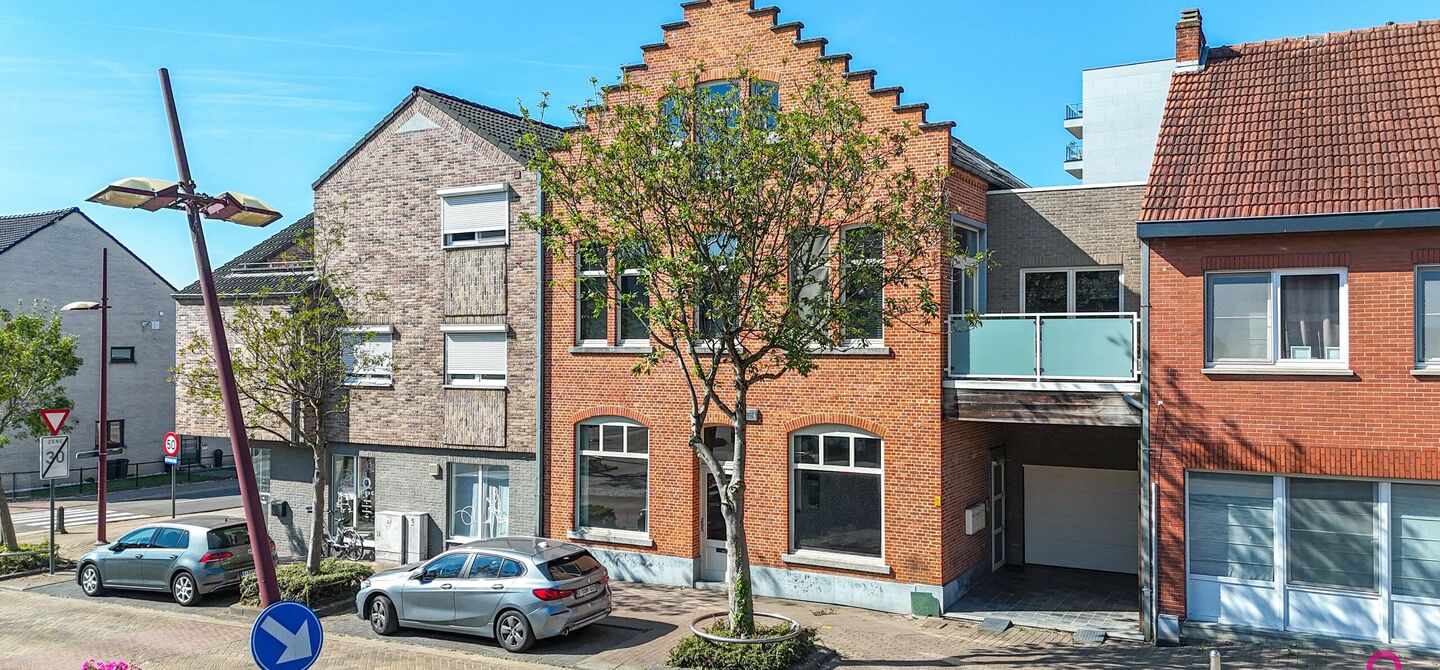 Bij ImmoFusion 7/7 “open huis”: klik op onze 3D-TOUR.
Ervaar vastgoed alsof je er zelf doorloopt!

Dit instapklare gelijkvloers appartement in hartje Beringen combineert 145m² wooncomfort met een volledig aangelegde tuin, inpandige garage én volledi
