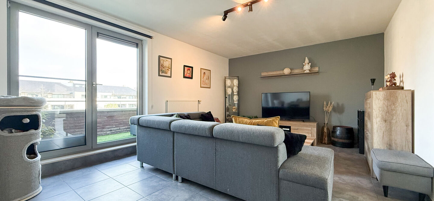 Bij ImmoFusion 7/7 &ldquo;open huis&rdquo; : klik op onze 3D-TOUR.
Ervaar vastgoed alsof je er zelf doorloopt!

Welkom in dit aangename en ruime appartement, gelegen op de bovenste verdieping (2de verdiep) van een verzorgd gebouw in een rustige woonwijk te Bering