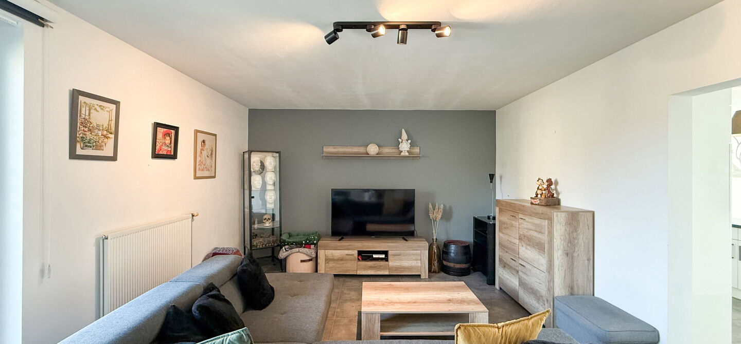 Bij ImmoFusion 7/7 &ldquo;open huis&rdquo; : klik op onze 3D-TOUR.
Ervaar vastgoed alsof je er zelf doorloopt!

Welkom in dit aangename en ruime appartement, gelegen op de bovenste verdieping (2de verdiep) van een verzorgd gebouw in een rustige woonwijk te Bering