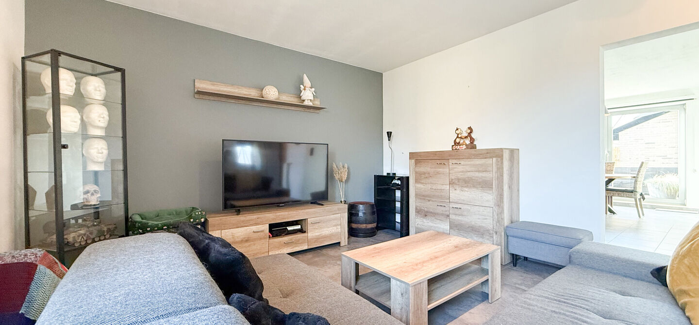 Bij ImmoFusion 7/7 &ldquo;open huis&rdquo; : klik op onze 3D-TOUR.
Ervaar vastgoed alsof je er zelf doorloopt!

Welkom in dit aangename en ruime appartement, gelegen op de bovenste verdieping (2de verdiep) van een verzorgd gebouw in een rustige woonwijk te Bering