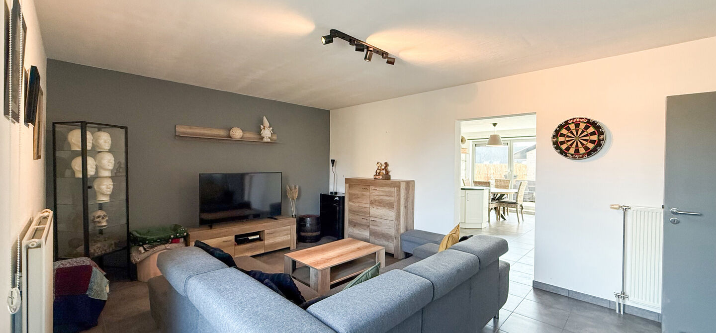 Bij ImmoFusion 7/7 &ldquo;open huis&rdquo; : klik op onze 3D-TOUR.
Ervaar vastgoed alsof je er zelf doorloopt!

Welkom in dit aangename en ruime appartement, gelegen op de bovenste verdieping (2de verdiep) van een verzorgd gebouw in een rustige woonwijk te Bering