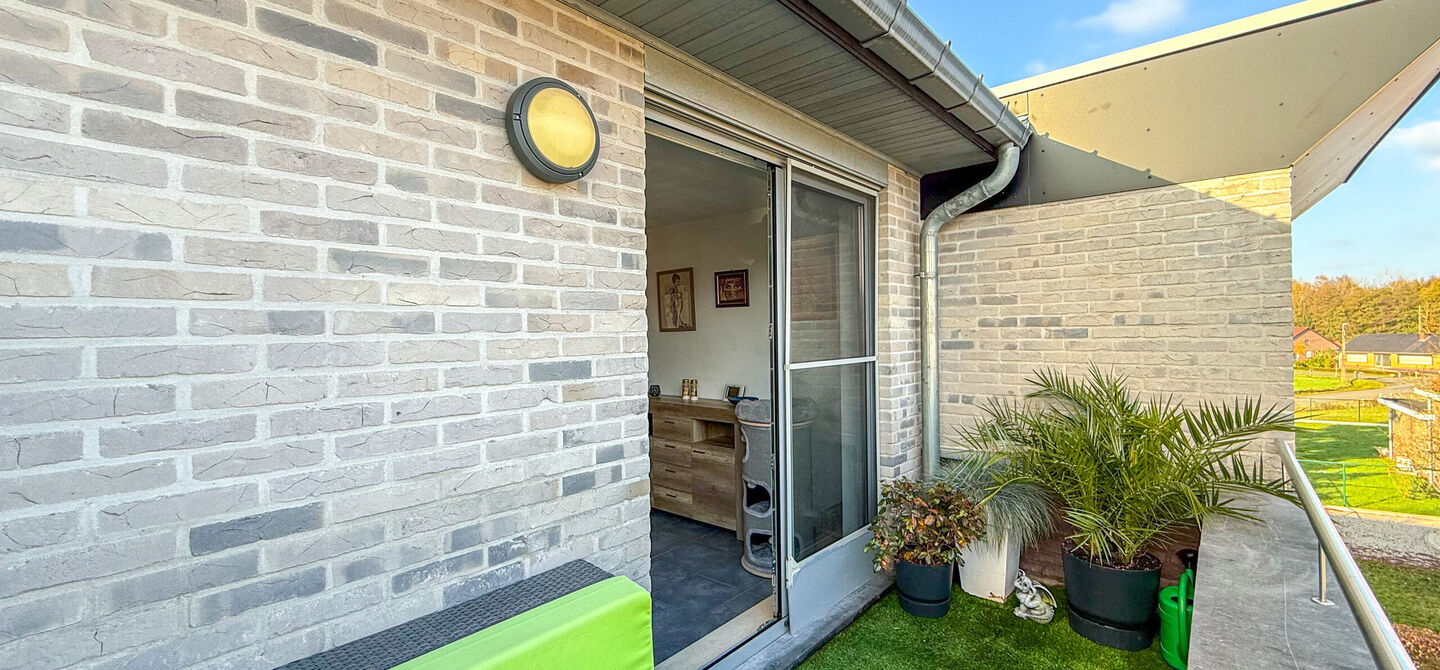 Bij ImmoFusion 7/7 &ldquo;open huis&rdquo; : klik op onze 3D-TOUR.
Ervaar vastgoed alsof je er zelf doorloopt!

Welkom in dit aangename en ruime appartement, gelegen op de bovenste verdieping (2de verdiep) van een verzorgd gebouw in een rustige woonwijk te Bering