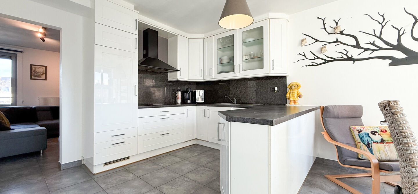 Bij ImmoFusion 7/7 &ldquo;open huis&rdquo; : klik op onze 3D-TOUR.
Ervaar vastgoed alsof je er zelf doorloopt!

Welkom in dit aangename en ruime appartement, gelegen op de bovenste verdieping (2de verdiep) van een verzorgd gebouw in een rustige woonwijk te Bering