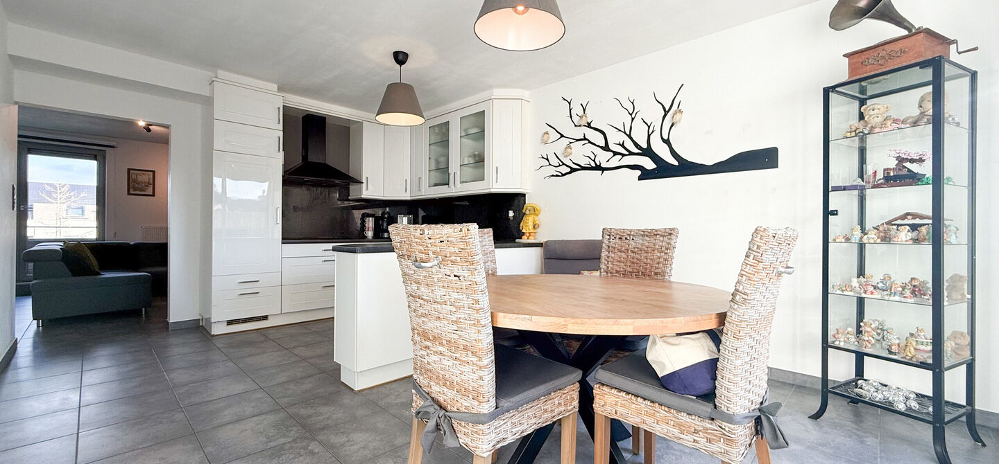 Bij ImmoFusion 7/7 &ldquo;open huis&rdquo; : klik op onze 3D-TOUR.
Ervaar vastgoed alsof je er zelf doorloopt!

Welkom in dit aangename en ruime appartement, gelegen op de bovenste verdieping (2de verdiep) van een verzorgd gebouw in een rustige woonwijk te Bering