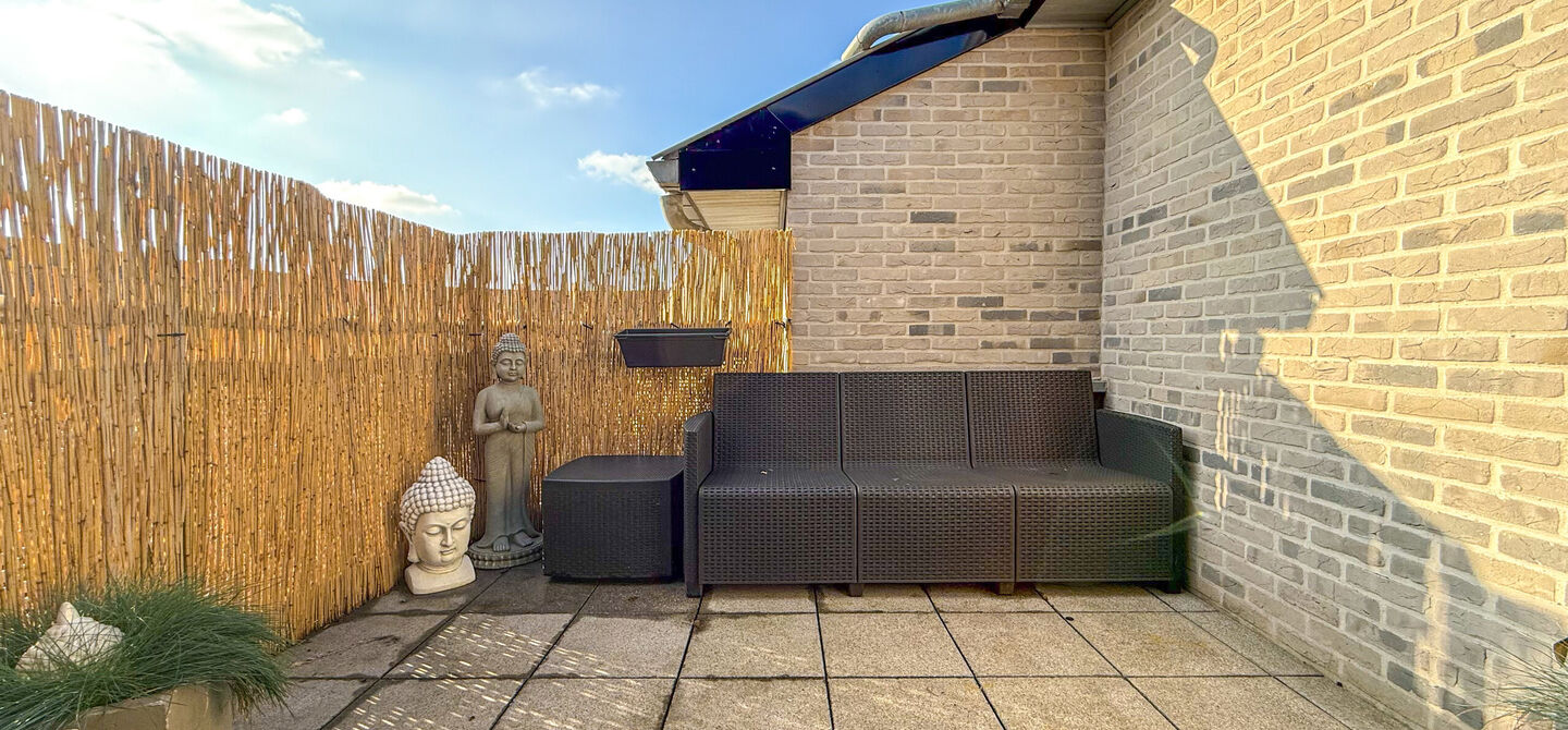 Bij ImmoFusion 7/7 &ldquo;open huis&rdquo; : klik op onze 3D-TOUR.
Ervaar vastgoed alsof je er zelf doorloopt!

Welkom in dit aangename en ruime appartement, gelegen op de bovenste verdieping (2de verdiep) van een verzorgd gebouw in een rustige woonwijk te Bering