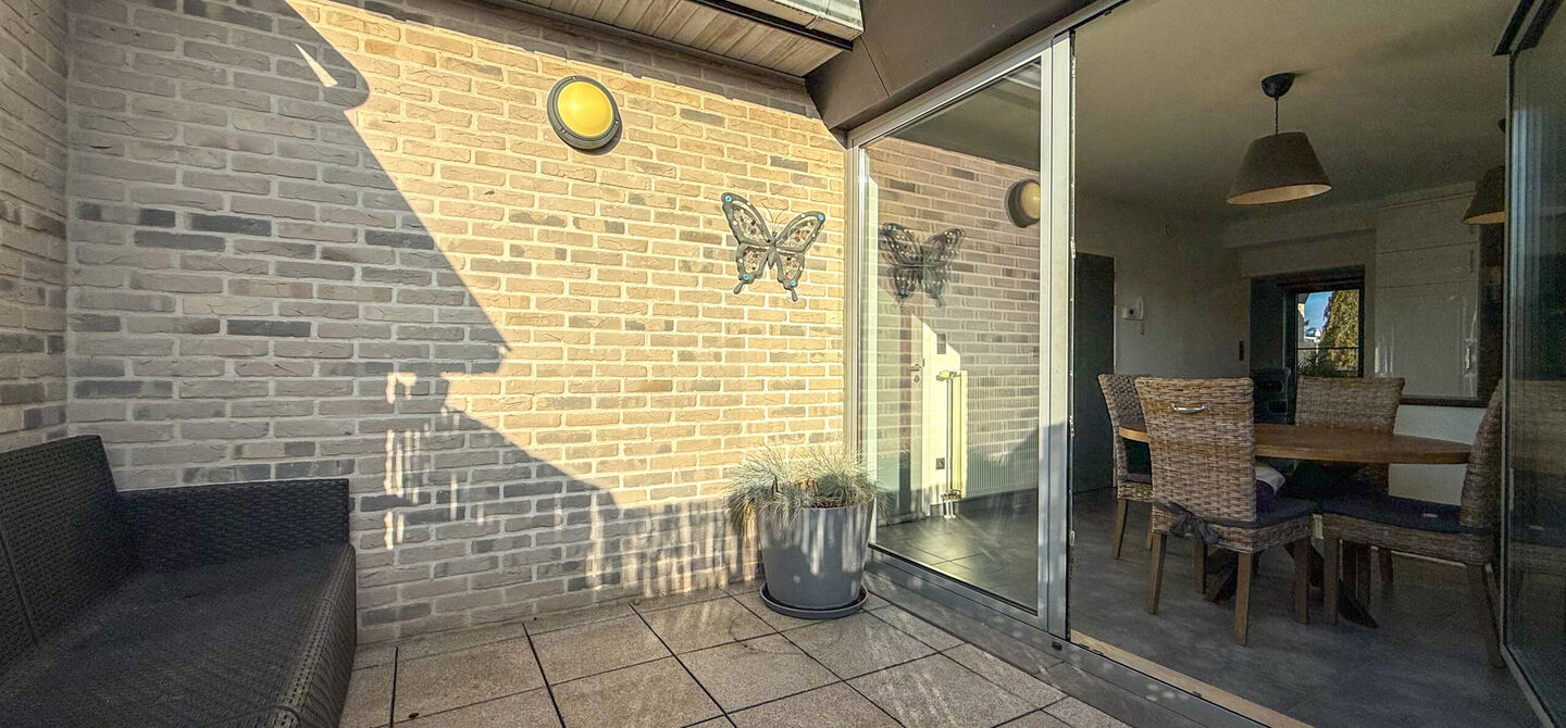 Bij ImmoFusion 7/7 &ldquo;open huis&rdquo; : klik op onze 3D-TOUR.
Ervaar vastgoed alsof je er zelf doorloopt!

Welkom in dit aangename en ruime appartement, gelegen op de bovenste verdieping (2de verdiep) van een verzorgd gebouw in een rustige woonwijk te Bering