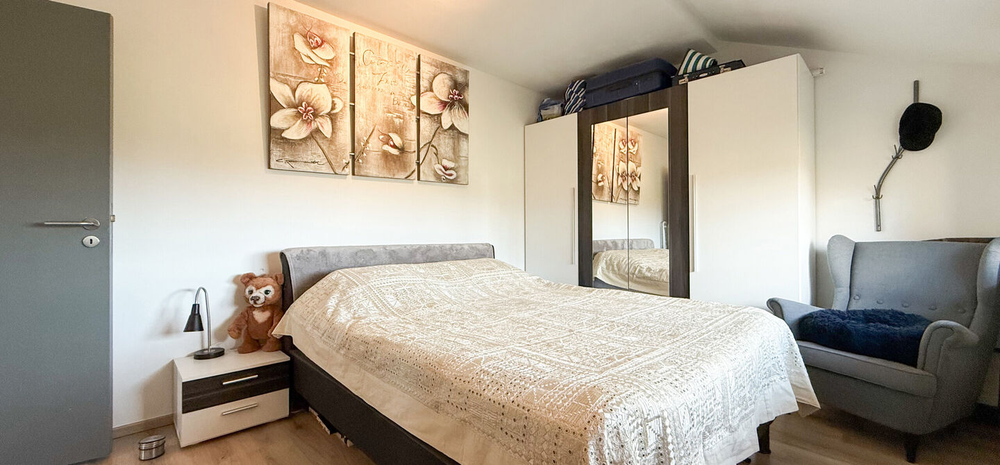 Bij ImmoFusion 7/7 &ldquo;open huis&rdquo; : klik op onze 3D-TOUR.
Ervaar vastgoed alsof je er zelf doorloopt!

Welkom in dit aangename en ruime appartement, gelegen op de bovenste verdieping (2de verdiep) van een verzorgd gebouw in een rustige woonwijk te Bering