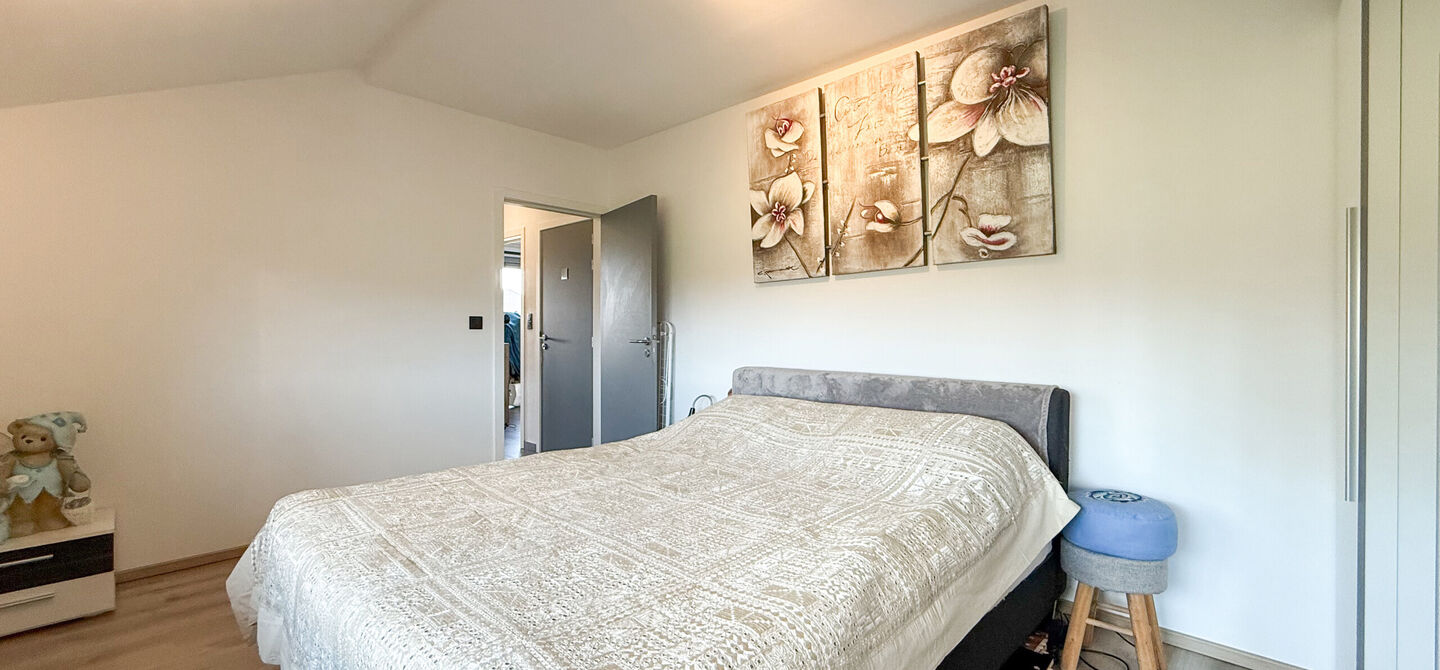 Bij ImmoFusion 7/7 &ldquo;open huis&rdquo; : klik op onze 3D-TOUR.
Ervaar vastgoed alsof je er zelf doorloopt!

Welkom in dit aangename en ruime appartement, gelegen op de bovenste verdieping (2de verdiep) van een verzorgd gebouw in een rustige woonwijk te Bering