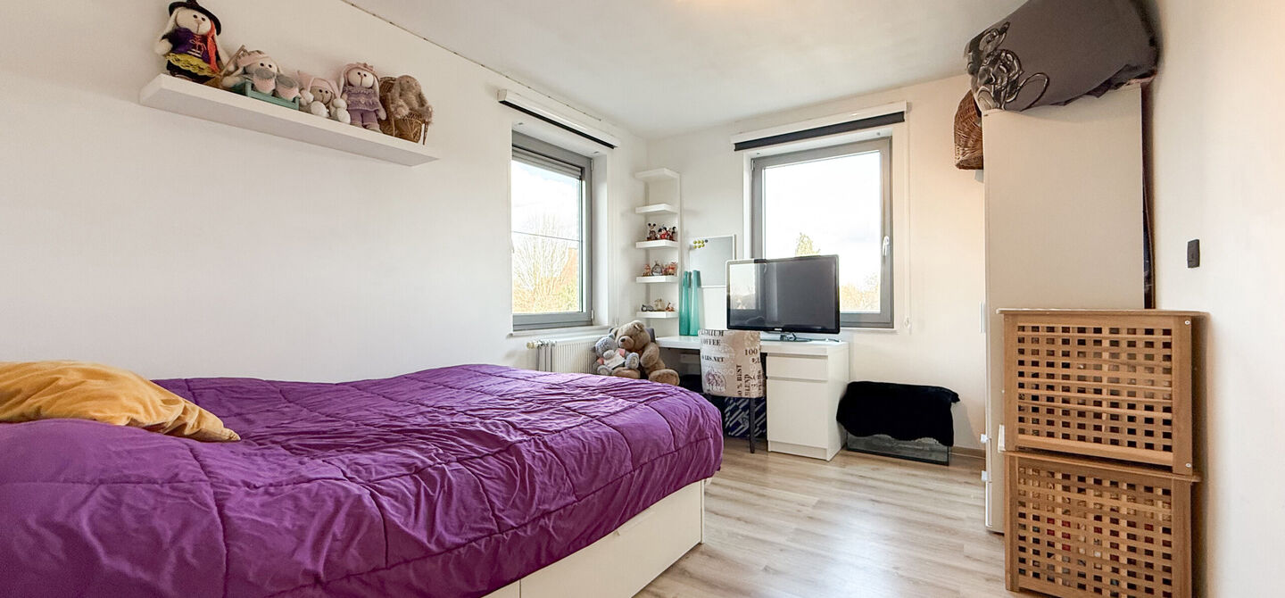 Bij ImmoFusion 7/7 &ldquo;open huis&rdquo; : klik op onze 3D-TOUR.
Ervaar vastgoed alsof je er zelf doorloopt!

Welkom in dit aangename en ruime appartement, gelegen op de bovenste verdieping (2de verdiep) van een verzorgd gebouw in een rustige woonwijk te Bering