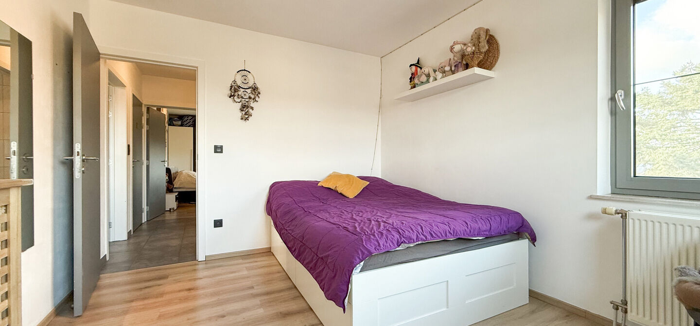 Bij ImmoFusion 7/7 &ldquo;open huis&rdquo; : klik op onze 3D-TOUR.
Ervaar vastgoed alsof je er zelf doorloopt!

Welkom in dit aangename en ruime appartement, gelegen op de bovenste verdieping (2de verdiep) van een verzorgd gebouw in een rustige woonwijk te Bering