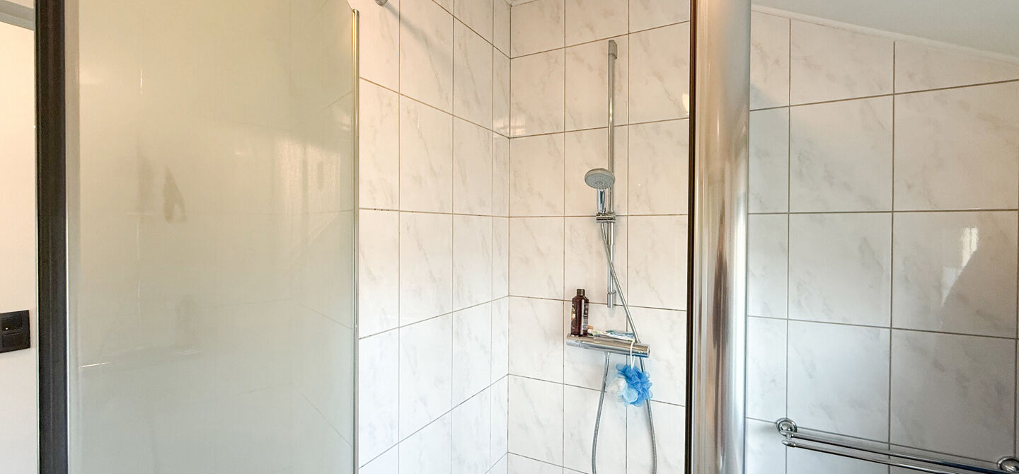 Bij ImmoFusion 7/7 &ldquo;open huis&rdquo; : klik op onze 3D-TOUR.
Ervaar vastgoed alsof je er zelf doorloopt!

Welkom in dit aangename en ruime appartement, gelegen op de bovenste verdieping (2de verdiep) van een verzorgd gebouw in een rustige woonwijk te Bering