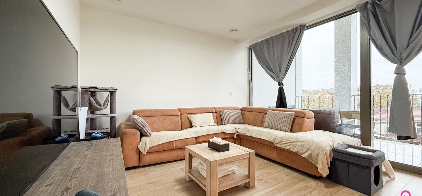 Bij ImmoFusion 7/7 &ldquo;open huis&rdquo;: klik op onze 3D-TOUR.
Ervaar vastgoed alsof je er zelf doorloopt!

Ontdek dit moderne en energiezuinige appartement aan de August Cuppensstraat 6 bus C05 in het hart van Beringen. Dit instapklaar appartement uit 2021 bi