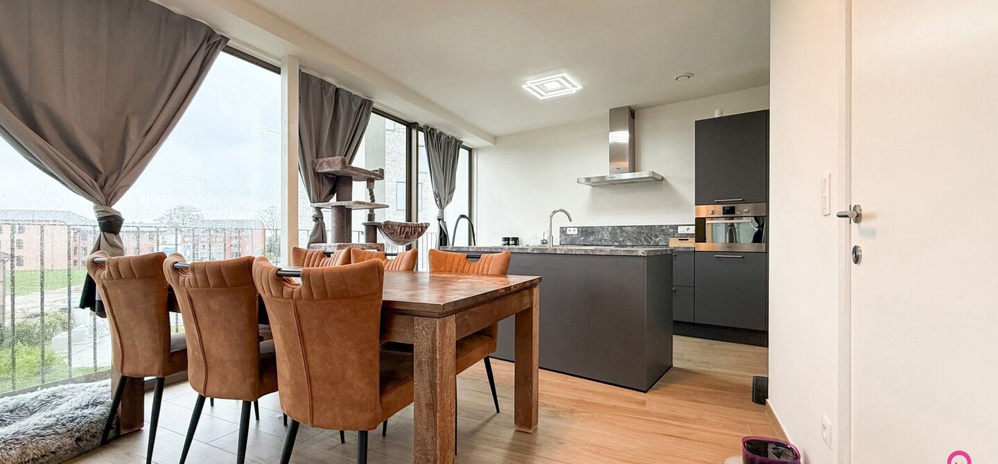 Bij ImmoFusion 7/7 &ldquo;open huis&rdquo;: klik op onze 3D-TOUR.
Ervaar vastgoed alsof je er zelf doorloopt!

Ontdek dit moderne en energiezuinige appartement aan de August Cuppensstraat 6 bus C05 in het hart van Beringen. Dit instapklaar appartement uit 2021 bi