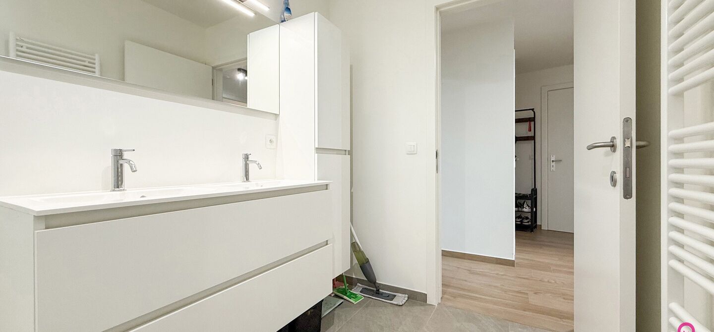 Bij ImmoFusion 7/7 &ldquo;open huis&rdquo;: klik op onze 3D-TOUR.
Ervaar vastgoed alsof je er zelf doorloopt!

Ontdek dit moderne en energiezuinige appartement aan de August Cuppensstraat 6 bus C05 in het hart van Beringen. Dit instapklaar appartement uit 2021 bi