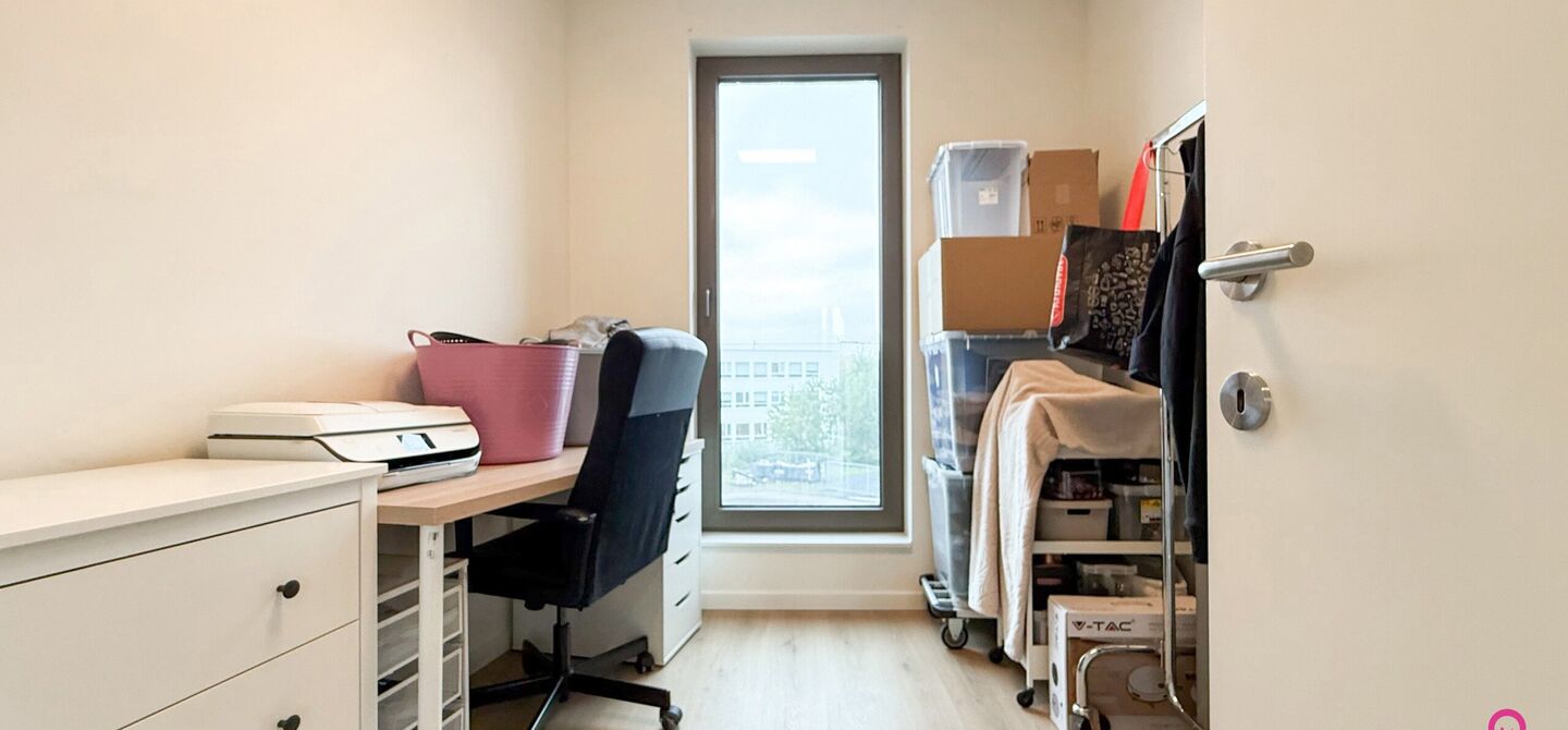 Bij ImmoFusion 7/7 &ldquo;open huis&rdquo;: klik op onze 3D-TOUR.
Ervaar vastgoed alsof je er zelf doorloopt!

Ontdek dit moderne en energiezuinige appartement aan de August Cuppensstraat 6 bus C05 in het hart van Beringen. Dit instapklaar appartement uit 2021 bi