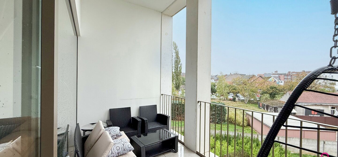 Bij ImmoFusion 7/7 &ldquo;open huis&rdquo;: klik op onze 3D-TOUR.
Ervaar vastgoed alsof je er zelf doorloopt!

Ontdek dit moderne en energiezuinige appartement aan de August Cuppensstraat 6 bus C05 in het hart van Beringen. Dit instapklaar appartement uit 2021 bi