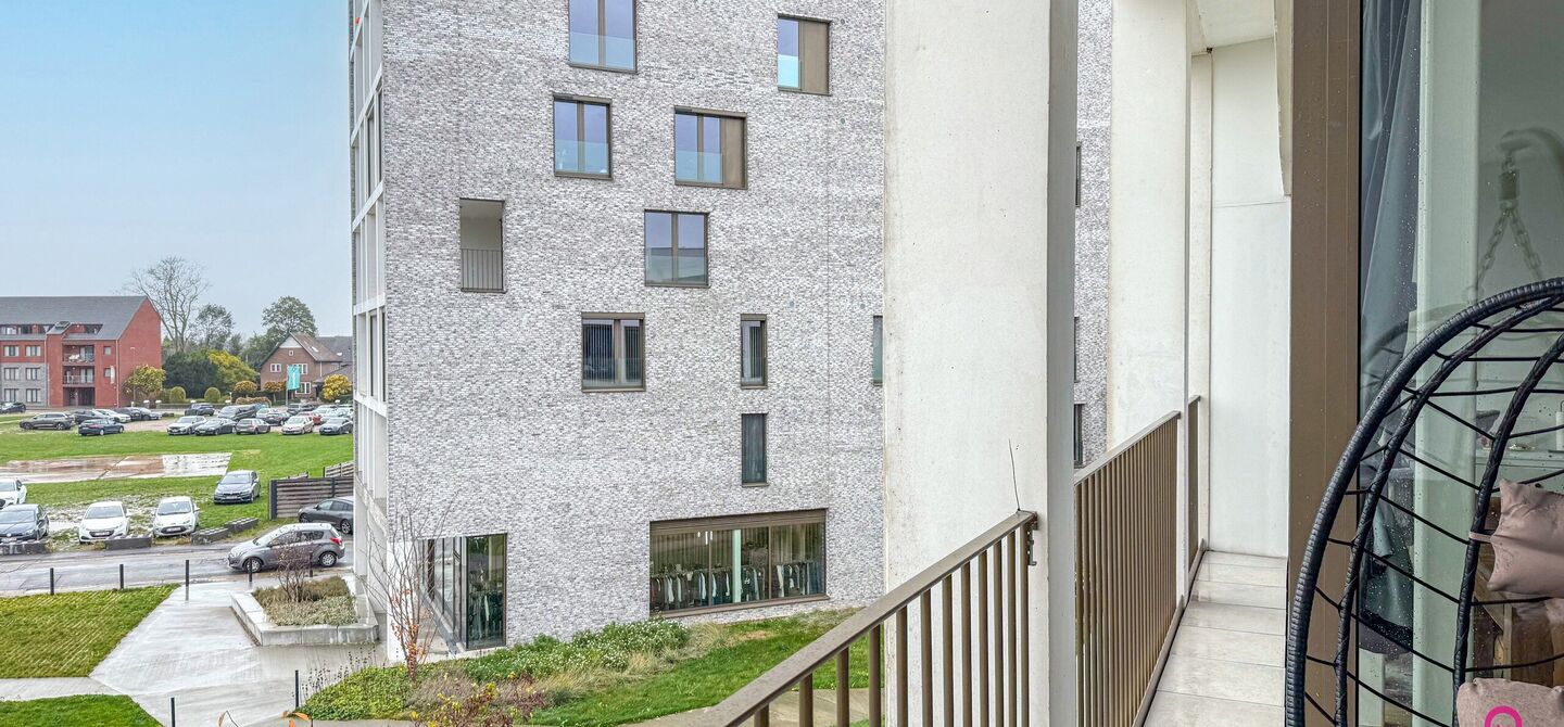 Bij ImmoFusion 7/7 &ldquo;open huis&rdquo;: klik op onze 3D-TOUR.
Ervaar vastgoed alsof je er zelf doorloopt!

Ontdek dit moderne en energiezuinige appartement aan de August Cuppensstraat 6 bus C05 in het hart van Beringen. Dit instapklaar appartement uit 2021 bi