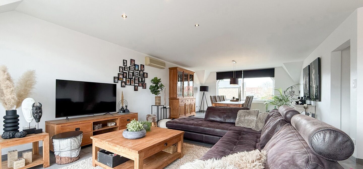 Bij ImmoFusion 7/7 &ldquo;open huis&rdquo; : klik op onze 3D-TOUR.
Ervaar vastgoed alsof je er zelf doorloopt!

Welkom in dit bijzonder ruime en instapklare appartement aan de Beverlosesteenweg in Beringen, waar ruimte, licht en comfort centraal staan. Met een be