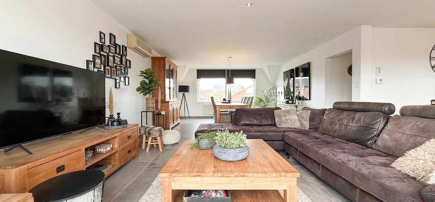 Bij ImmoFusion 7/7 &ldquo;open huis&rdquo; : klik op onze 3D-TOUR.
Ervaar vastgoed alsof je er zelf doorloopt!

Welkom in dit bijzonder ruime en instapklare appartement aan de Beverlosesteenweg in Beringen, waar ruimte, licht en comfort centraal staan. Met een be