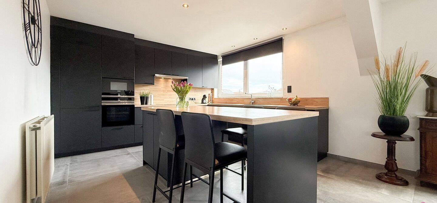 Bij ImmoFusion 7/7 &ldquo;open huis&rdquo; : klik op onze 3D-TOUR.
Ervaar vastgoed alsof je er zelf doorloopt!

Welkom in dit bijzonder ruime en instapklare appartement aan de Beverlosesteenweg in Beringen, waar ruimte, licht en comfort centraal staan. Met een be