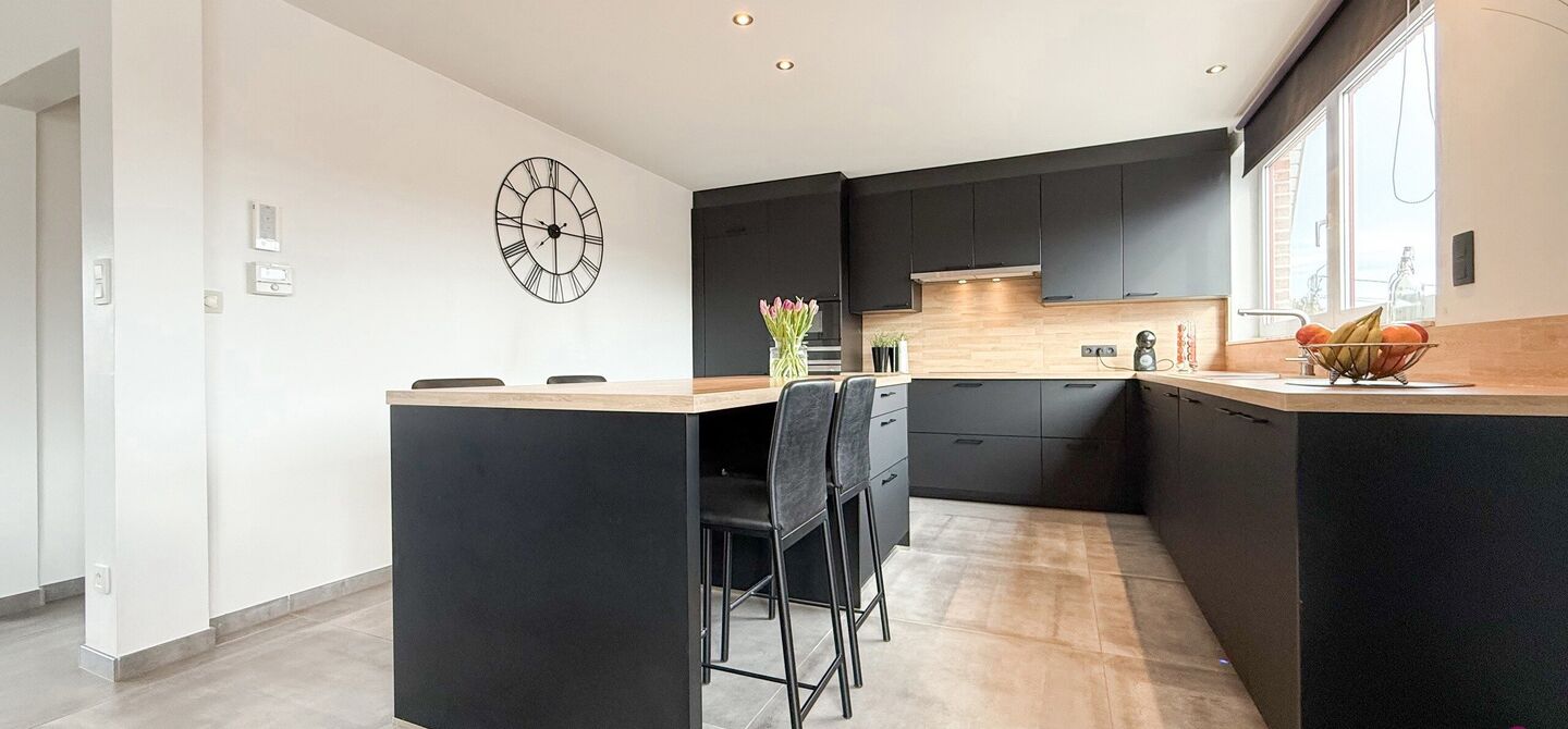 Bij ImmoFusion 7/7 &ldquo;open huis&rdquo; : klik op onze 3D-TOUR.
Ervaar vastgoed alsof je er zelf doorloopt!

Welkom in dit bijzonder ruime en instapklare appartement aan de Beverlosesteenweg in Beringen, waar ruimte, licht en comfort centraal staan. Met een be